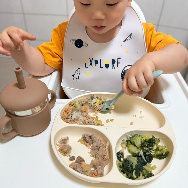 [育兒] 媽咪學苑【赫媽咪寶寶矽膠餐具組+水杯+剪刀+恐龍組